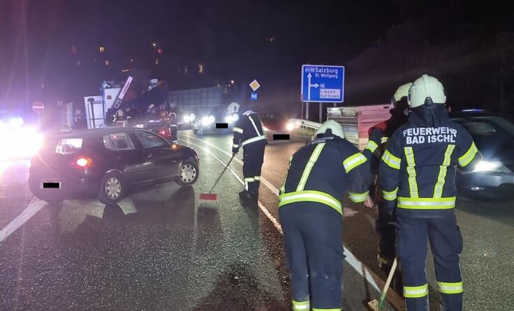 Aufräumarbeiten nach dem Unfall (Foto: ff-badischl.at)