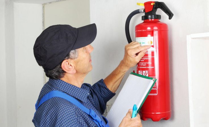 Überprüfung des Feuerlöschers (Foto: RioPatuca/Adobe Stock)