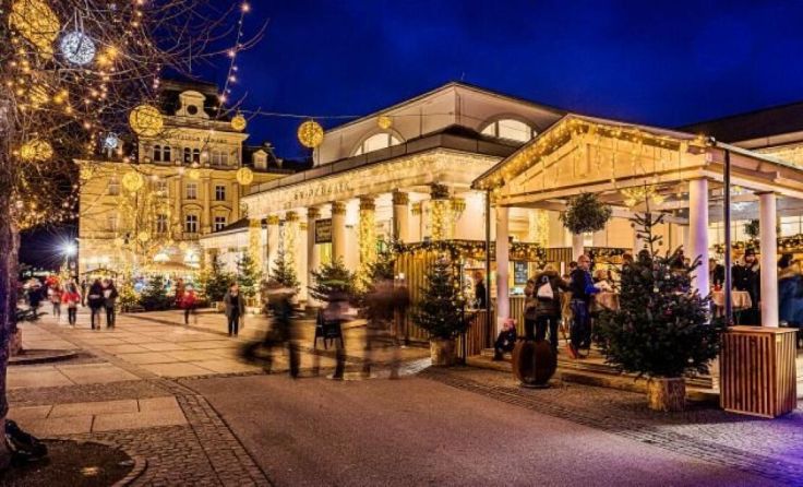 Weihnachtsbeleuchtung bei der Trinkhalle (Foto: Wolfgang Stadler)