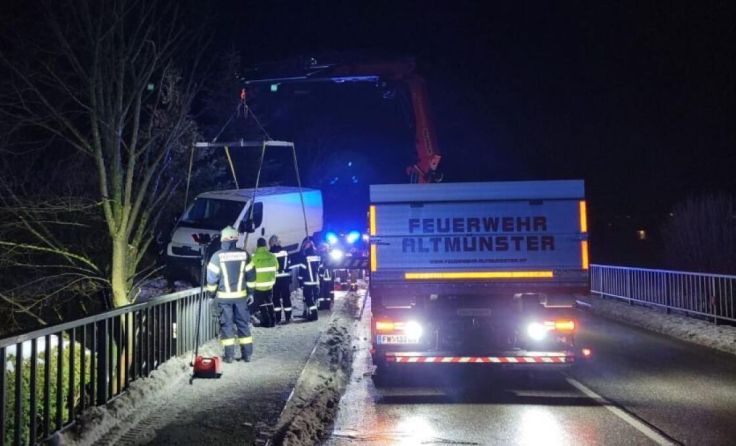 Die Feuerwehr barg das Fahrzeug aus dem Bach (Foto: FF Gschwandt)
