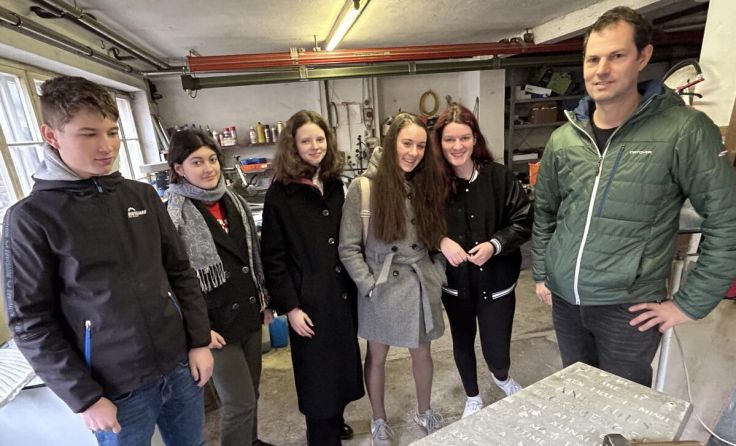 Die Schüler des BRG suchten lateinische Inschriften. (Foto: Privat)