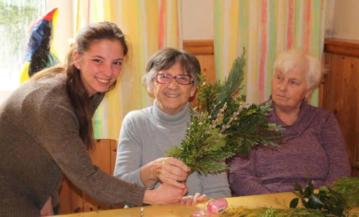 Schülerin Viktoria Weilbuchner übergibt die Ostergeschenke. (Foto: Bezirksseniorenheim Ebensee)