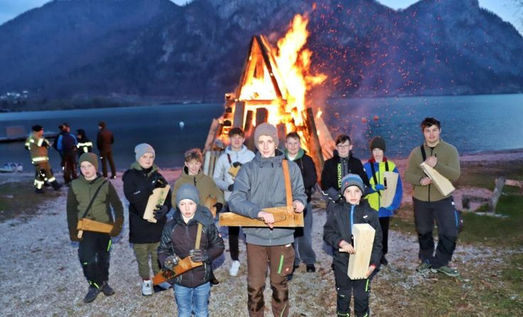 Die Ratscher-Buam entzündeten das Ratscherfeuer am Traunsee. (Foto: Hörmandinger)