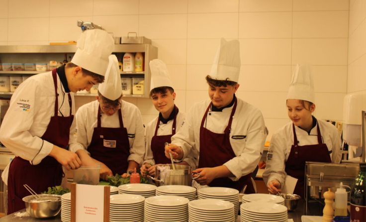 Bei der Küchenparty gab es ausgezeichnete Speisen der Schüler. (Foto: TS-Bad Ischl)