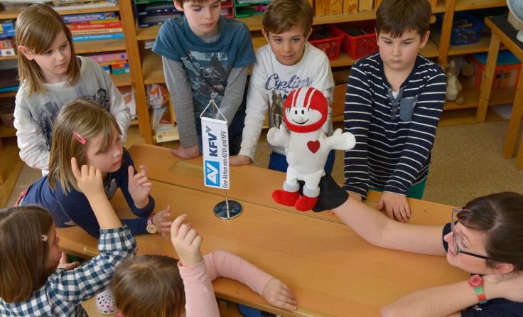 Verkehrserziehung in der Volksschule mit Helmi. (Foto: KFV)
