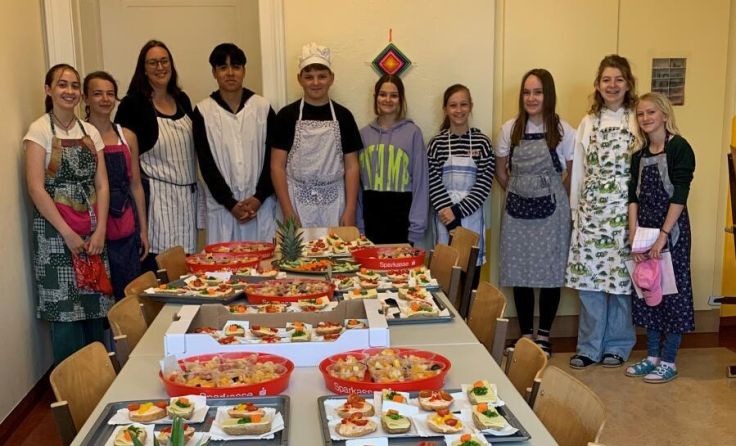 Die Schüler freuen sich über ihre gesunden Pausensnacks. (Foto: Johann Nestroy Mittelschule)