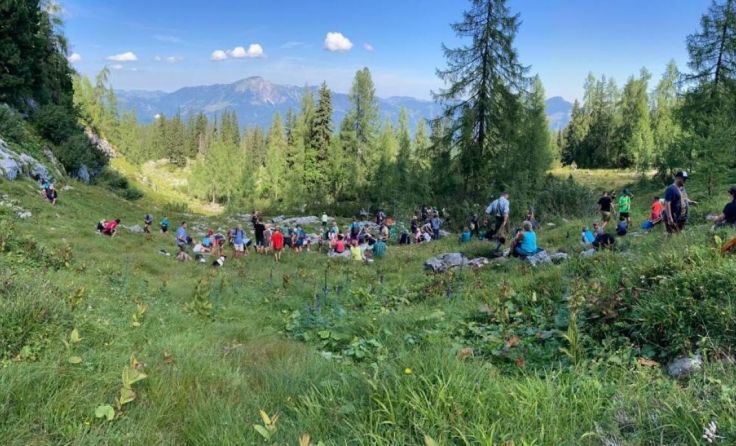 Etwa 140 Personen versammelten sich bei der Seekar-Höhle in Gosau. (Foto: Franz Scheuchl)