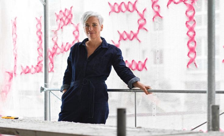 Künstlerin Katharina Cibulka auf einer Baustelle in Innsbruck. (Foto: Cibulka)