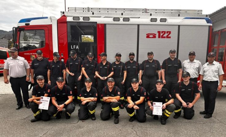Alle 16 Teilnehmer erhielten das Branddienstleistungsabzeichen in Bronze. (Foto: ff-badischl.at)