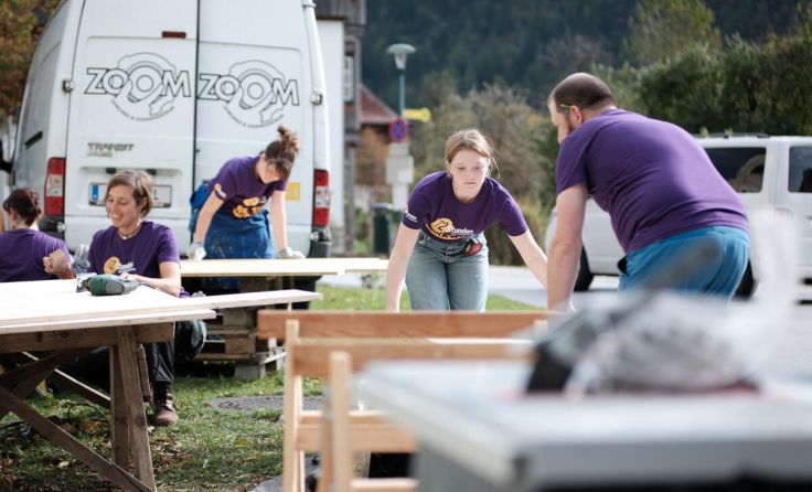 Fünf Jugendliche aus Ebensee gestalteten ein "Wohnzimmer am See" in Obertraun. (Foto: Jakob Hanner)