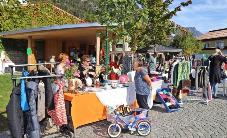 Der Flohmarkt am "Trüfö-Bankerl" ist sehr beliebt. (Foto: Hörmandinger)