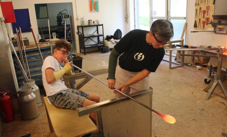 Die Schüler konnten in den Beruf des Glasbläsers schnuppern. (Foto: Bernadette Neuhuber Wallner)