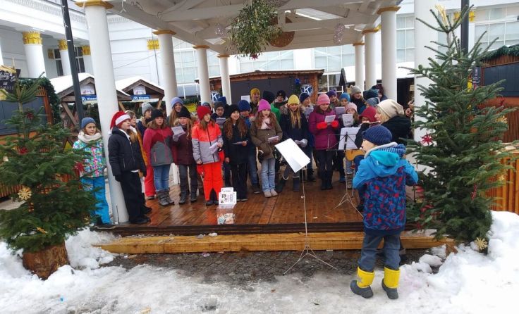 Die Schüler sangen traditionelle Weihnachtslieder am Ischler Wochenmarkt. (Foto: privat)