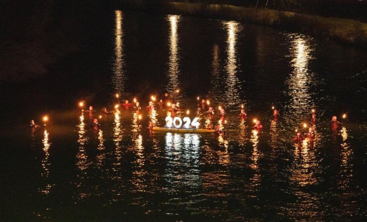 Die ÖWR läutete das neue Jahr mit einem Fackelschwimmen ein. (Foto: ÖWR OÖ Angelika Neuhofer)