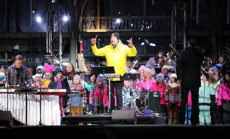 Hubert von Goisern sang mit dem Chor der 1000. (Foto: Hörmandinger)