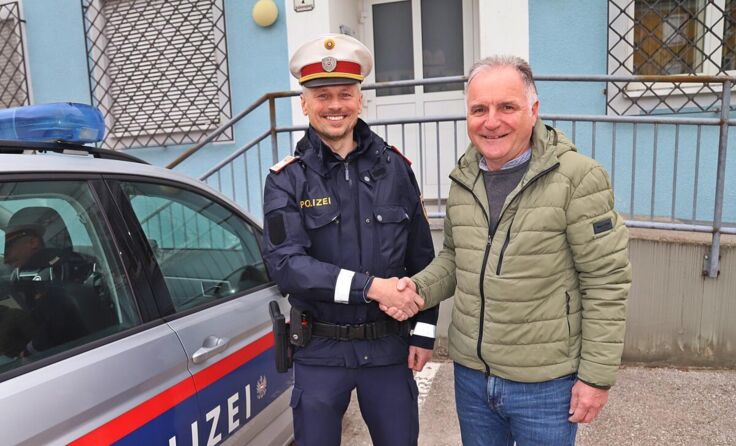 Roman Kern (li.) übernimmt künftig die Leitung am Polizeiposten Ebensee. (Foto: Hörmandinger)
