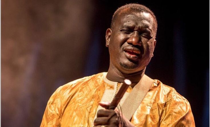 Bassekou Kouyate spielt mit seiner Band im Kino Ebensee. (Foto: Gerard Beckers)
