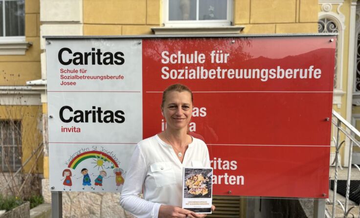 Ulrike Mooshammer mit ihrem ersten Krimi "Leichenschmaus mit Kaiserschmarrn". (Foto: Caritas)