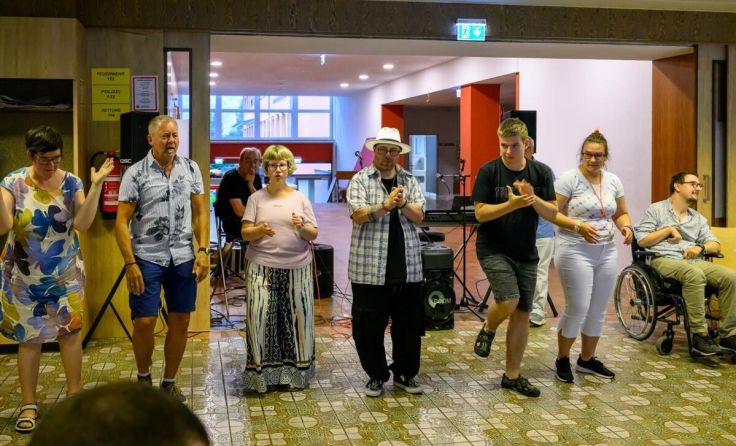 Die Bewohner von M3 überraschten die Gäste mit einer Tanzeinlage. (Foto: Paul Zuk)