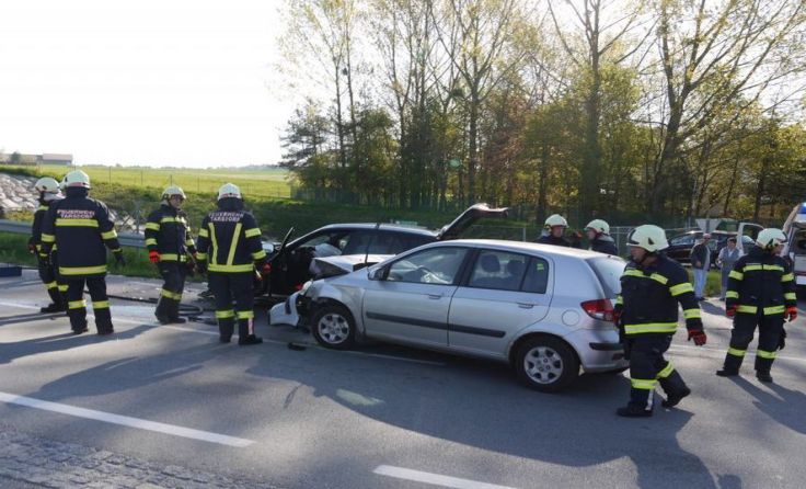 Durch die Wucht des Aufpralles wurde der silberfarbene PKW gedreht.