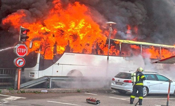 Der Touristenbus brannte völlig nieder. (Foto: A. Scheutz)
