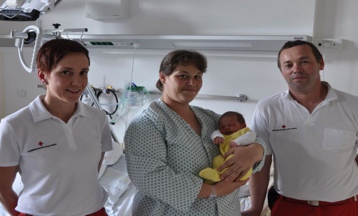 Der kleine Raphael uns seine Mama sind wohlauf. Foto: Rotes Kreuz