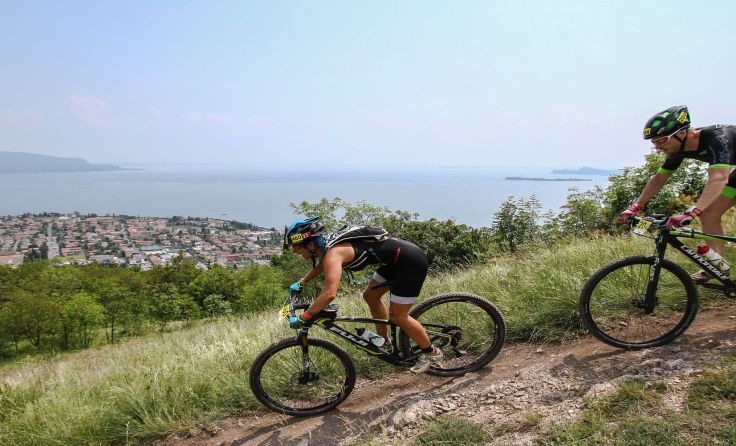Christina Herbst (links) beim XTerra am Gardasee Foto: David Pasotti Fotografia