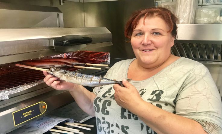 Renate Pamminger ist vom Elektro-Griller überzeugt Foto: Thomas Leitner