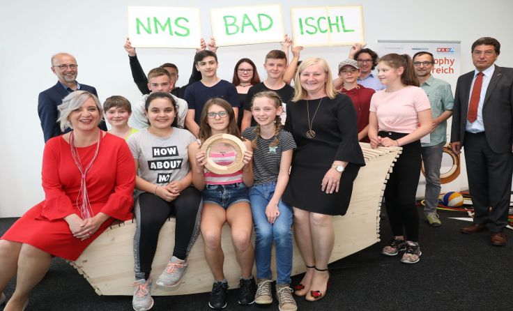 Schüler und Lehrer freuen sich über Preis Foto: Jasmina Rahmanovic/cityfoto