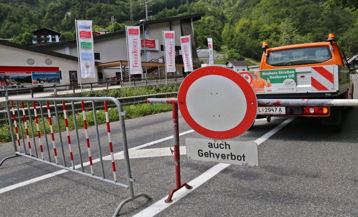 Langbathsee-Straße musste aufgrund eines Felssturzes gesperrt werden. Foto: Hörmandinger