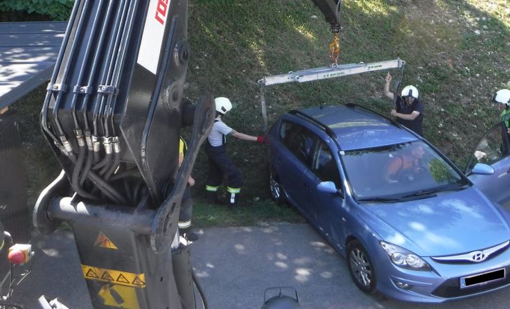 Feuerwehr sicherte Fahrzeug Foto: FF Bad Ischl