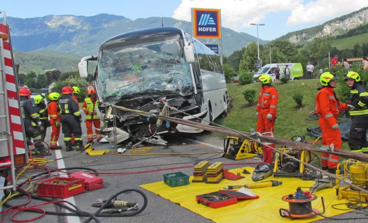 32 beteiligte Personen und zwölf Verletzte bei Busunfall Foto: FF Bad Goisern