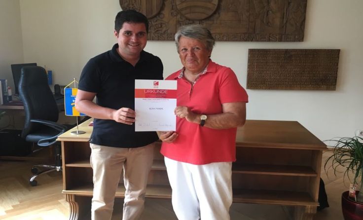 Bürgermeister Schragl gratuliert Rosa Höller Foto: Gemeinde Traunkirchen