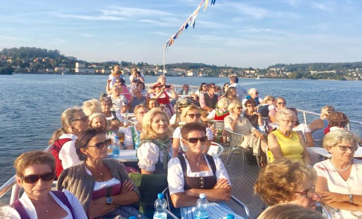 Frauen feiern auf Schiff Foto: Gmd. Traunkirchen/Schragl