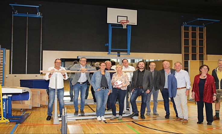 Neues Schulzentrum wurde an Gemeindevorstand übergeben Foto: Hörmandinger
