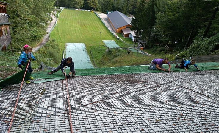 Skisprungschanze wird rechtzeitig für Nordische Kombination fertig. Foto: NST Salzkammergut