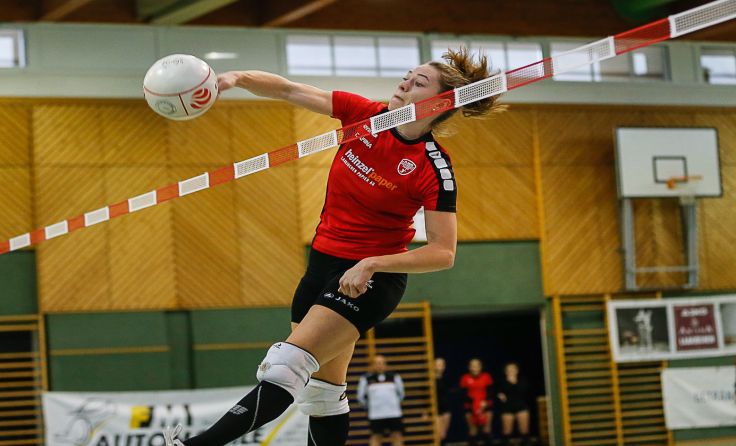 Sprunggewaltig am Netz: Papergirl Carina Steindl. Foto: Franz Ketter
