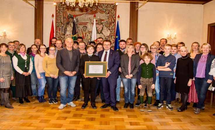Bürgermeister Hannes Heide ehrte Nachwuchssportler. Foto: Lenzenweger