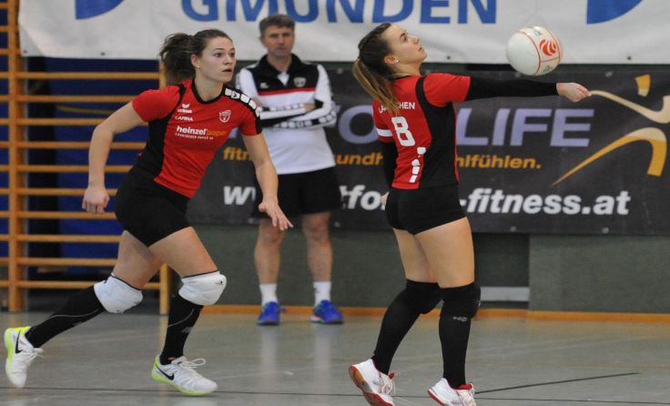 Theresa Eidenhammer beim Zuspiel für Carina Steindl.Foto: Almhofer
