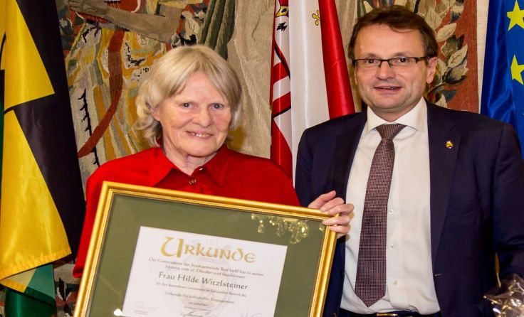 Heide überreichte Ehrenurkunde an Witzelsteiner.Foto: Lenzenwerger
