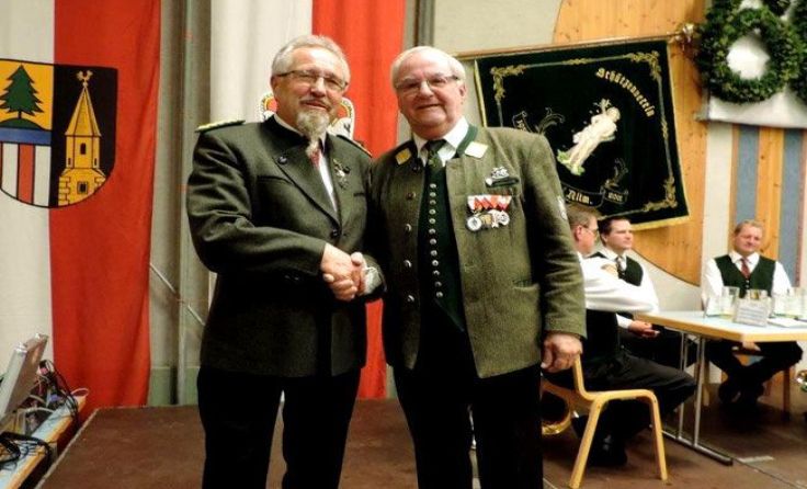 Nach 31 Jahren legte Herbert Hahn (rechts) sein Amt zurück. Foto: Schützenverein Neukirchen