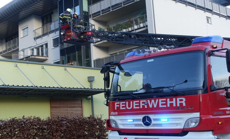 Mit der Drehleiter musste eine Dame von einem Balkon gerettet werden. Foto: FF Bad Ischl