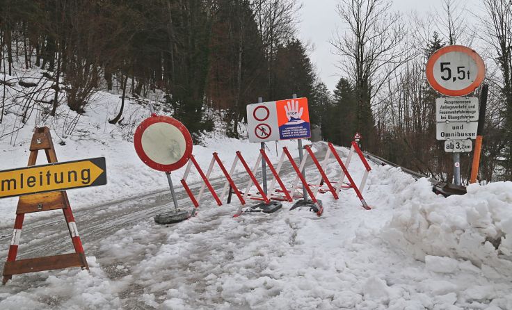 Schneefall führt im Salzkammergut zu zahlreichen Straßensperren. Foto: Hörmandinger