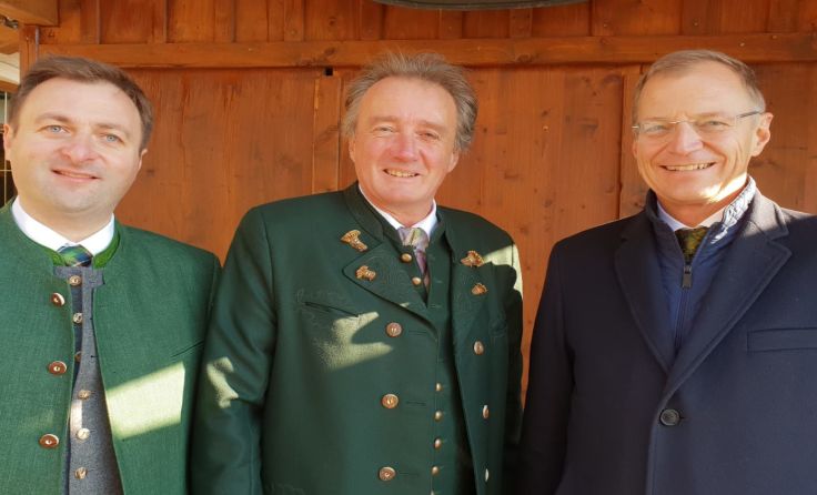 Bürgermeister Eisl,Sozialreferent Heckmanngute, LH Stelzer (v. l.) Foto: A. Perfaller