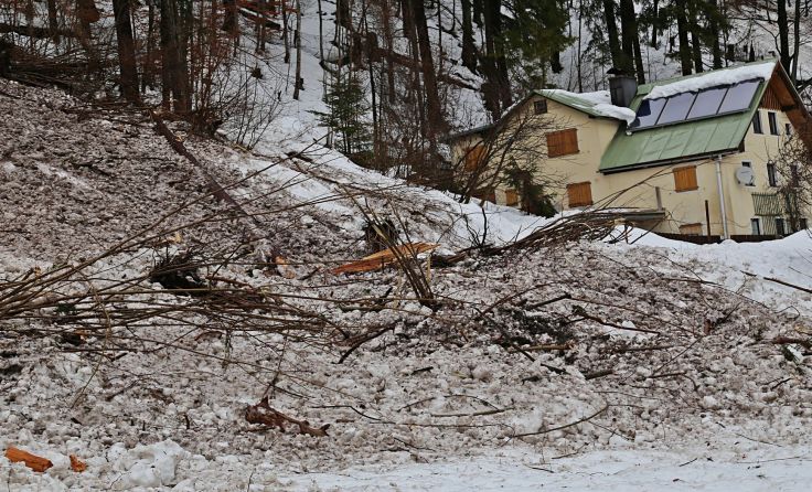 Lawine verschüttet alte B145. Foto: Hörmandinger
