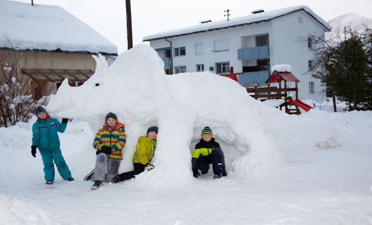 Auch ein Schnee-Dino war auf den Bildern dabei.Foto: Martin Ganser