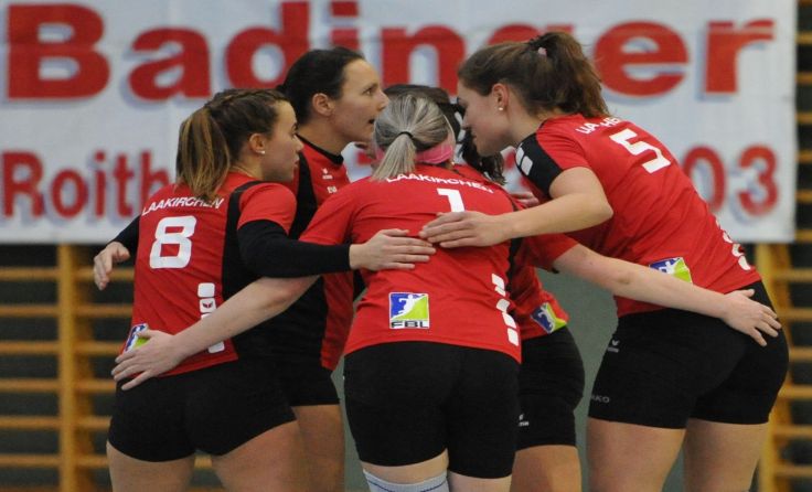 Kompakte Einheit: Laakirchens Faustballerinnen Foto: Almhofer