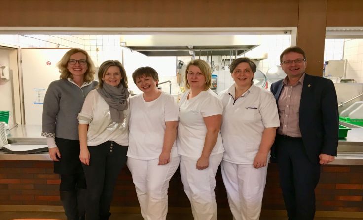 Hannes Heide dankte dem Team der Schulküche für erfolgreiche Arbeit. Foto: Stadt Bad Ischl