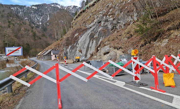Errichtung von Lawinenschutzbauten behindern Straße.Foto: Hörmandinger