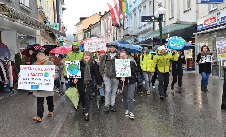Jugendliche zogen in Bad Ischl für Klima und Tiere durch die Stadt. Foto: Hörmandinger